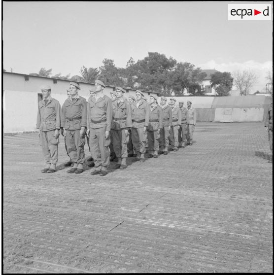 Section d'élèves gradés en cours d'ordre serré et maniement d'armes, au 1er bataillon du 26ème régiment d'infanterie (RI) au camp des anglais.