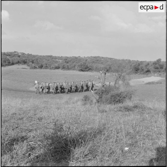 Section de tireurs d'élite au tir, au 1er bataillon du 26ème régiment d'infanterie (RI) au camp des anglais.