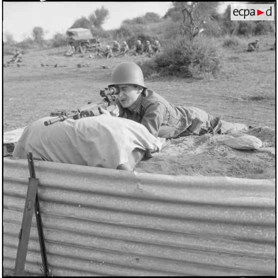 Portrait d'un tireur d'élite en position de tir, au 1er bataillon du 26ème régiment d'infanterie (RI) au camp des anglais.