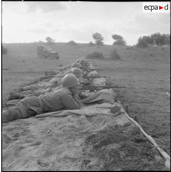 Des tireurs d'élite en position de tir, au 1er bataillon du 26ème régiment d'infanterie (RI) au camp des anglais.