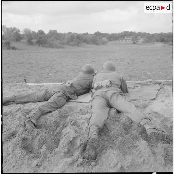 Deux tireurs d'élite en position de tir, au 1er bataillon du 26ème régiment d'infanterie (RI) au camp des anglais.