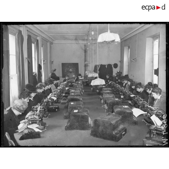 Paris, le ministère de la Guerre, salle d'apprentissage des dames dactylographes. [légende d'origine]