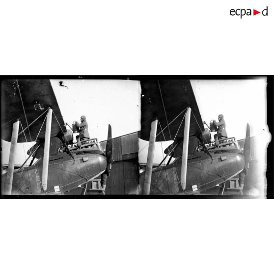 Habay-la-Neuve, un officier allemand prépare un avion Fokker D-VII. [légende d'origine]