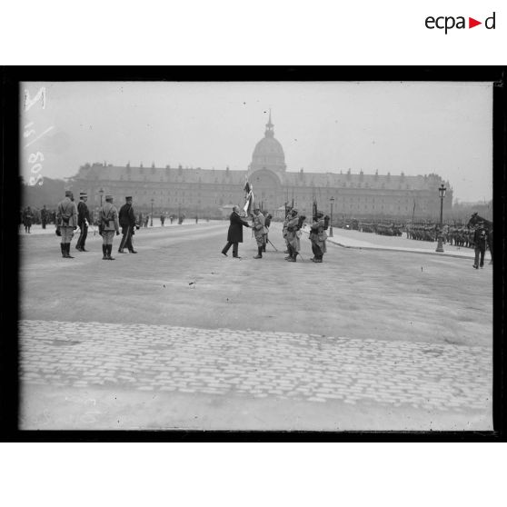 Remise de drapeaux aux Invalides aux régiments d'infanterie territoriale (230e-237e RIT). [légende d'origine]