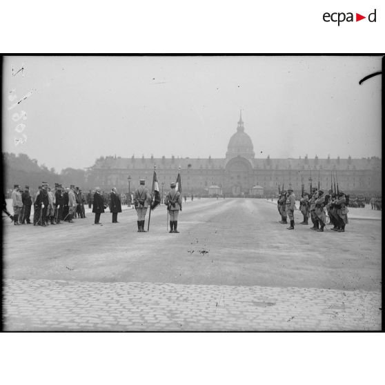Remise de drapeaux aux Invalides aux régiments d'infanterie territoriale (230e-237e RIT). Discours du président. [légende d'origine]