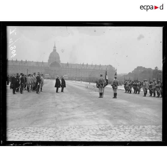 Remise de drapeaux aux Invalides aux régiments d'infanterie territoriale (230e-237e RIT). Discours du président. [légende d'origine]