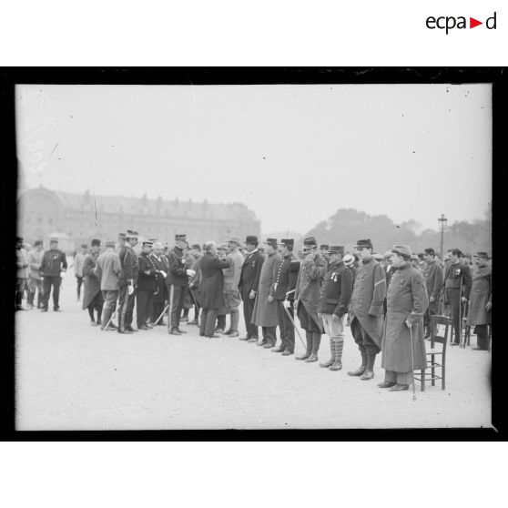 Remise de drapeaux aux Invalides aux régiments d'infanterie territoriale (230e-237e RIT). La remise des décorations. [légende d'origine]
