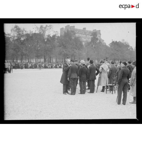 Remise de drapeaux aux Invalides aux régiments d'infanterie territoriale (230e-237e RIT). La remise des décorations. [légende d'origine]