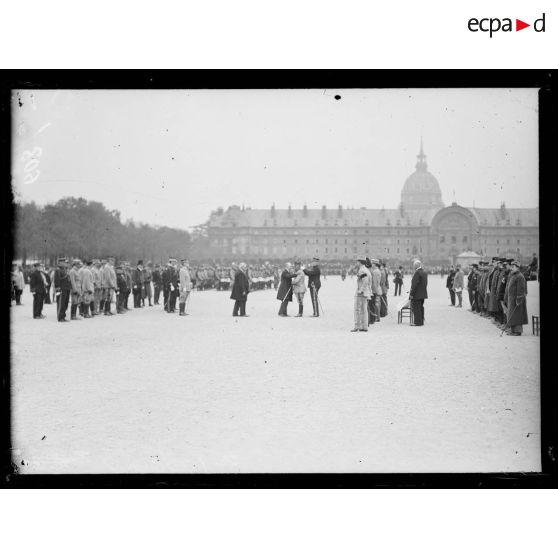 Remise de drapeaux aux Invalides aux régiments d'infanterie territoriale (230e-237e RIT). Le général Galopin reçoit la cravate de Commandeur de la Légion d'honneur. [légende d'origine]