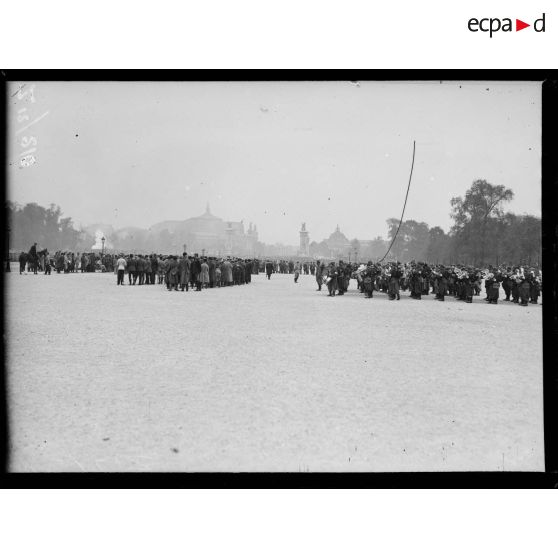 Remise de drapeaux aux Invalides aux régiments d'infanterie territoriale (230e-237e RIT). Vue générale, musique et décorés. [légende d'origine]