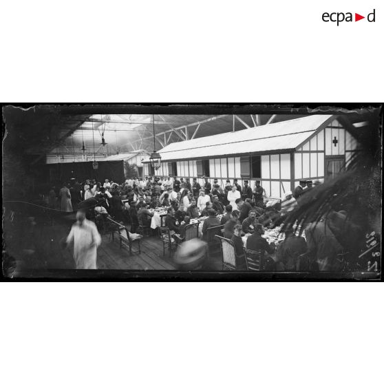 CRP, gare de la Chapelle. Déjeuner offert à l'arrivée des grands blessés rentrant d'Allemagne. [légende d'origine]
