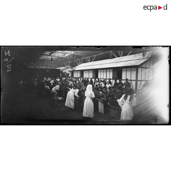 CRP, gare de la Chapelle. Déjeuner offert à l'arrivée des grands blessés rentrant d'Allemagne. [légende d'origine]