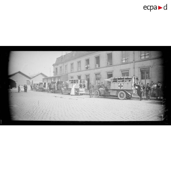 CRP, gare de la Chapelle. Après le déjeuner, le départ pour le Grand Palais. [légende d'origine]