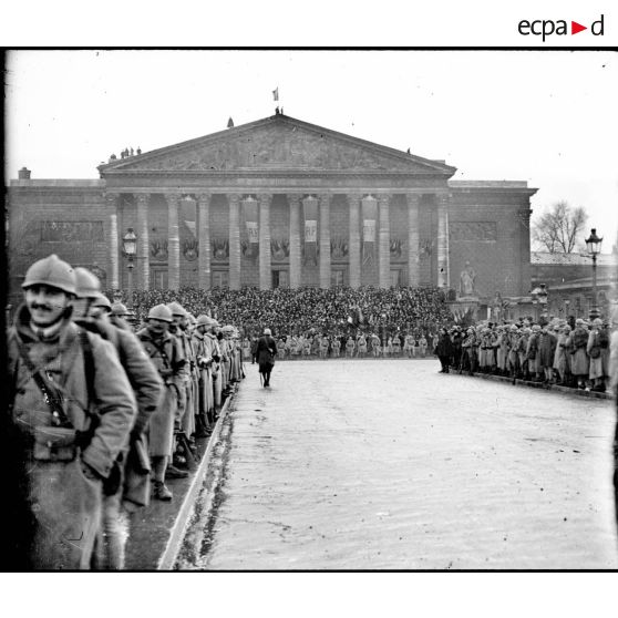Paris. Visite de sa Majesté le roi d'Italie. La foule sur les marches de la chambre des députés attend le passage du roi. [légende d'origine]