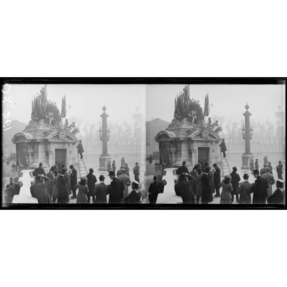 Paris, place de la Concorde, la statue de Lille. Lillois apportant des fleurs le jour de la délivrance de la ville. [légende d'origine]