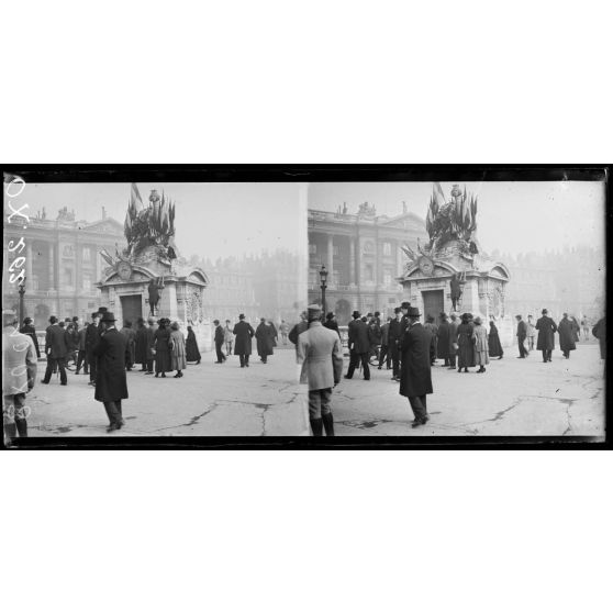 Paris, place de la Concorde, la statue de Lille, décorée de drapeaux le jour de la délivrance de la ville. [légende d'origine]