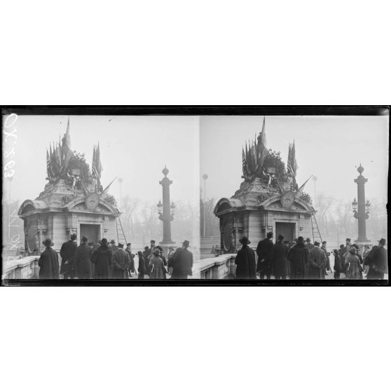 Paris, place de la Concorde, la statue de Lille, le jour de la délivrance de la ville, couronne offerte par l'Angleterre et fleurs apportés par les Lillois. [légende d'origine]