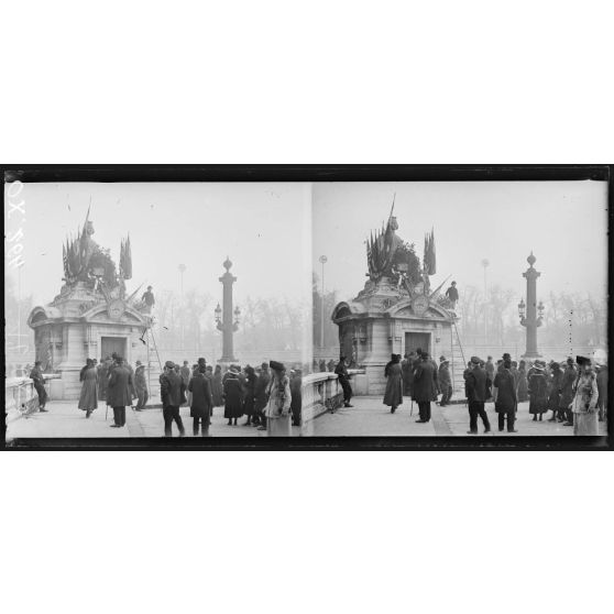 Paris, place de la Concorde, la statue de Lille, le jour de la délivrance de la ville, Lillois devant la statue. [légende d'origine]