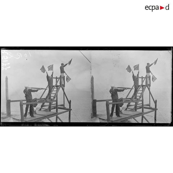 Rade de Brest, poste de reconnaissance des convois. Timoniers français et américains faisant des signaux. [légende d'origine]