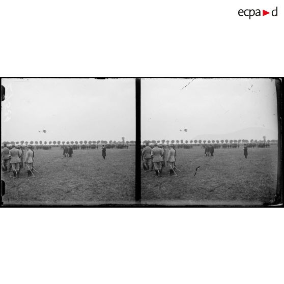 MM. Poincaré, Millerand survolés par un aéro. [légende d'origine]