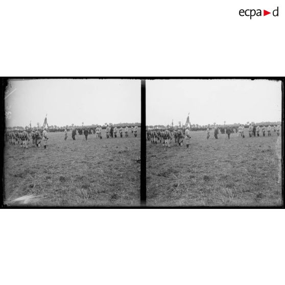 Gonesse (Seine-et-Oise). Remise de drapeaux. Le président remet un drapeau à un régiment de ligne. [légende d'origine]