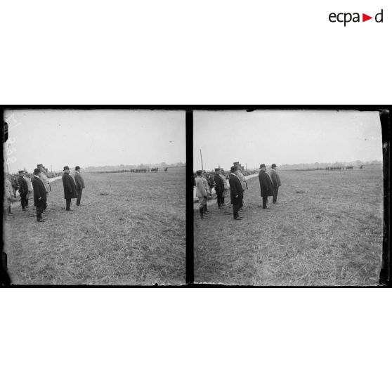 Gonesse (Seine-et-Oise). Remise de drapeaux. La cavalerie défile. [légende d'origine]