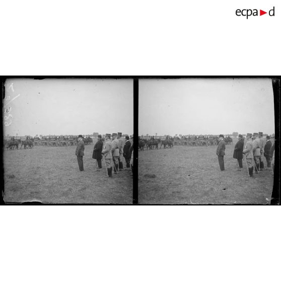 Gonesse (Seine-et-Oise). Remise de drapeaux. Défilé de l'artillerie (canon de 90). [légende d'origine]