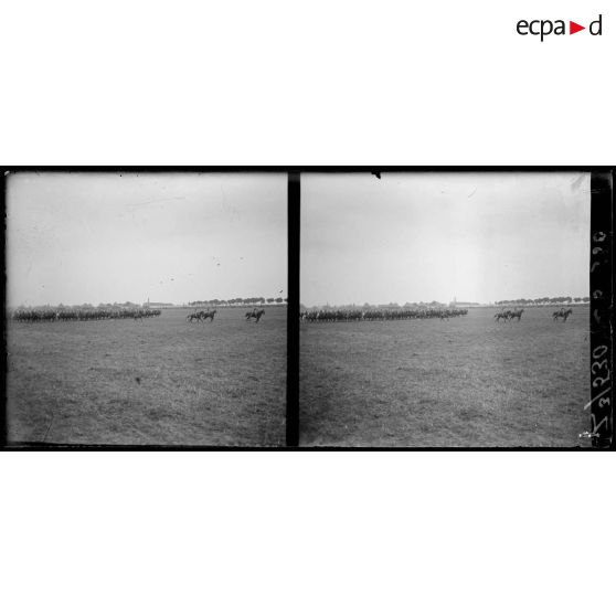 Gonesse (Seine-et-Oise). Remise de drapeaux. La cavalerie défile au galop. [légende d'origine]