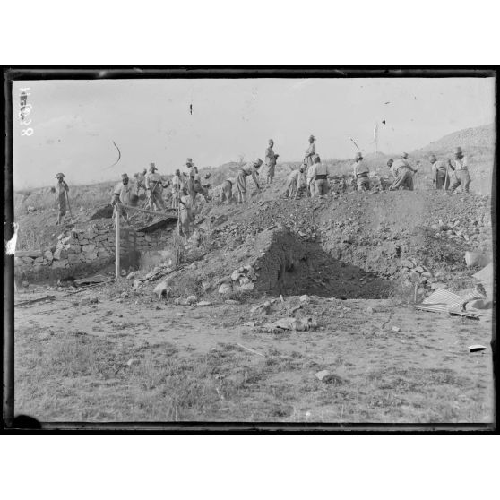 Crêtes rocheuses, secteur Narèch. Malgaches travaillant aux tranchées. [légende d'origine]