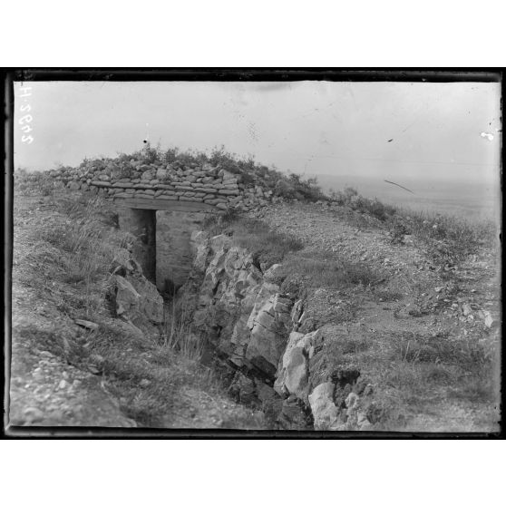 Crêtes rocheuses, secteur de Narèch. P.C. d'infanterie. [légende d'origine]