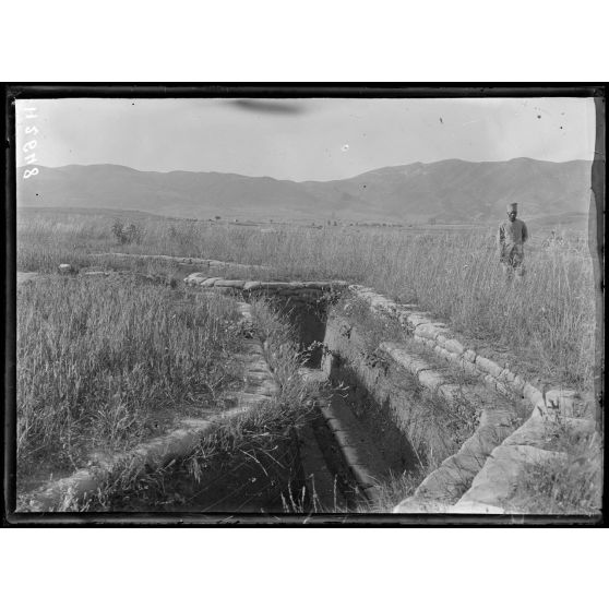 Près [de] Narès. Réduit Giraud. Tranchée vers le Galiko. [légende d'origine]
