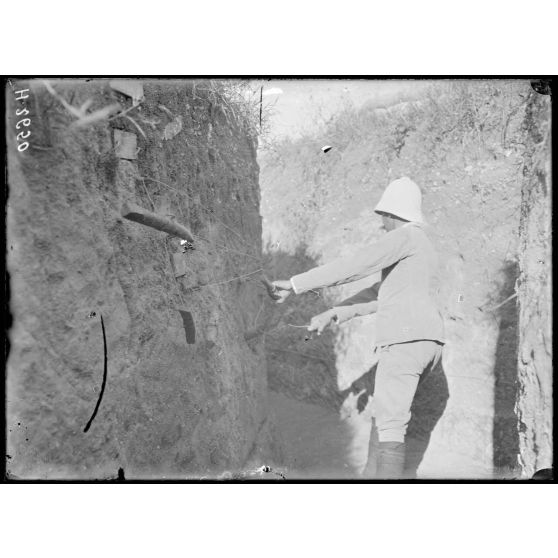 Près Narès. Réduit Giraud. Commandes de chevaux de frise barrant le réduit du colonel. [légende d'origine]