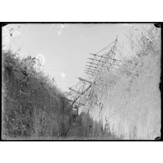 Près Narès. Réduit Giraud. Chevaux de frise au boyau du colonel prêts à être basculés. [légende d'origine]