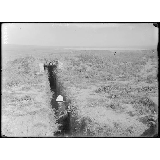 Près Narès. Réduit Giraud. L'observatoire vers le lac de Sarigol. [légende d'origine]