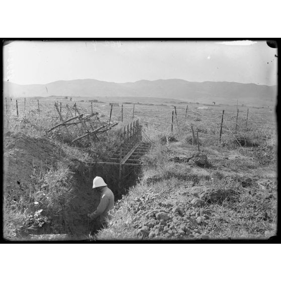 Près Narès. Réduit Giraud. Chevaux de frise du boyau sud vers le Devé Khran. [légende d'origine]