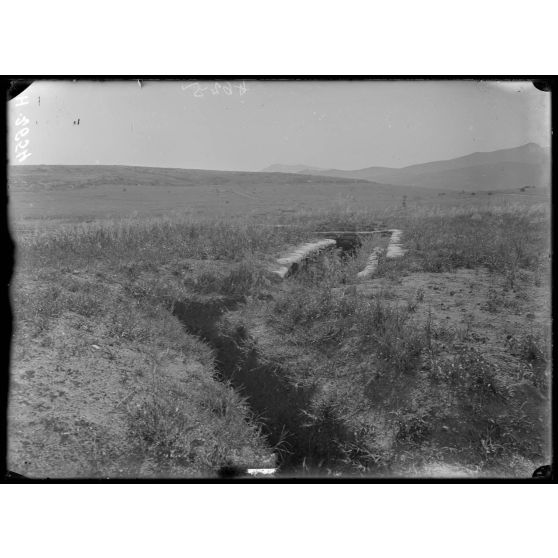 Près Narès. Réduit Giraud. Tranchée vers le signal de Kour Boumar et le Cervin. [légende d'origine]