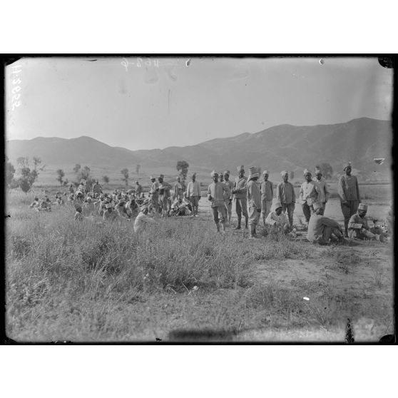 Le lac de Galiko. Malgaches au repos. [légende d'origine]