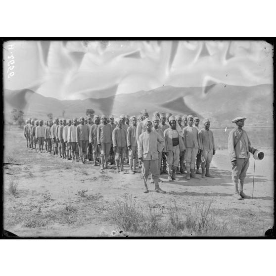 Le lac de Galiko. Malgaches allant à la soupe. [légende d'origine]