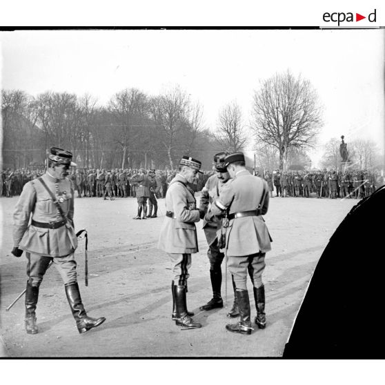 Metz. Lorraine. Le Maréchal Pétain et le général Maunoury gouverneur à Metz. [légende d'origine]