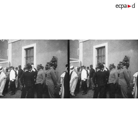 669. On attend le train qui doit emmener le commandant Pouget. [légende d'origine]