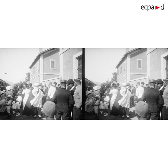 670. Gare. Le lieutenant interprète Margot à droite. [légende d'origine]