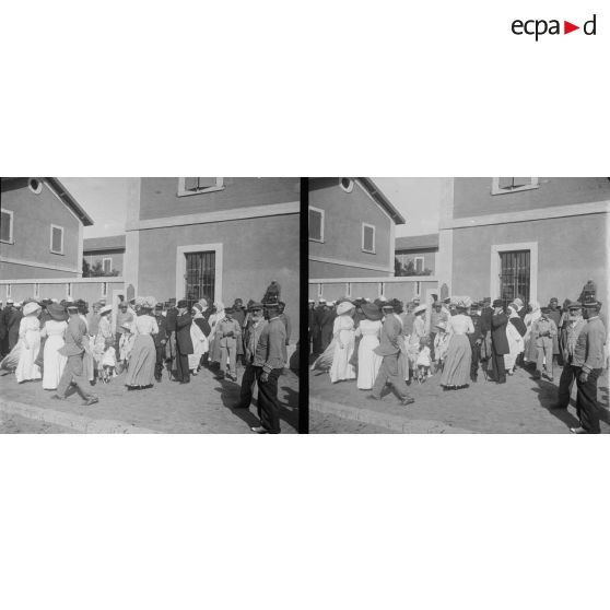 671. Après le départ du train, la foule s'écoule. [légende d'origine]