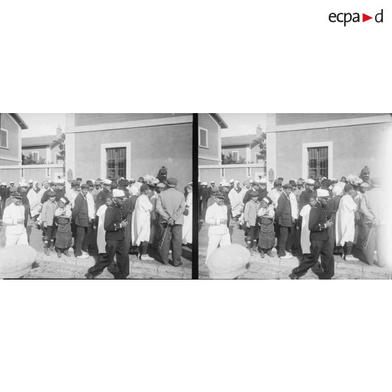 672. Après le départ du train, les adjudants Thouvenin et Laffont. [légende d'origine]