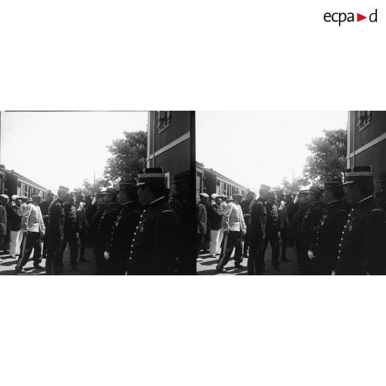 673. Arrivée du général Gallieni. Il passe une revue aux officiers. [légende d'origine]