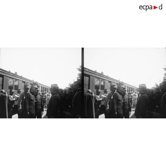 674. Le commandant Blancel cause au commandant Pinoteau. [légende d'origine]