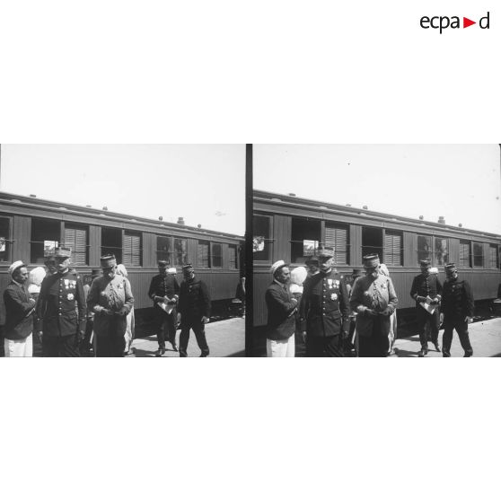 675. Les généraux Gallieni, Lyautey et Alix sortent de la gare. [légende d'origine]