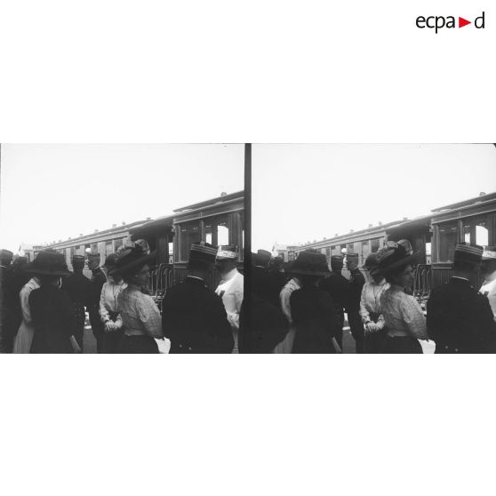 676. Les dames d'officiers. Le général Gallieni. [illisible]. Général. [légende d'origine]