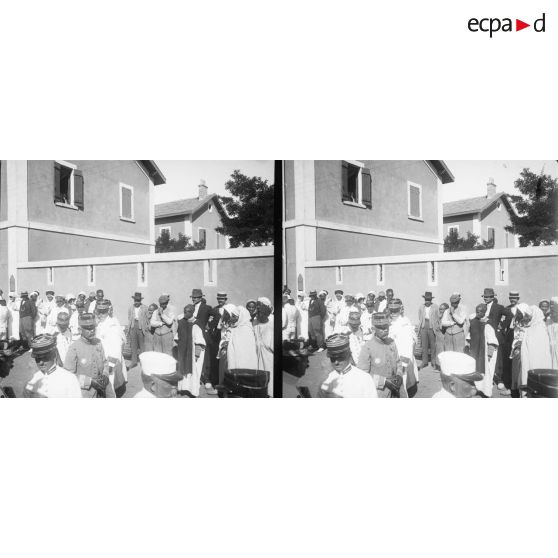 682. Les généraux Gallieni, Lyautey et Alix sur le quai de la gare. [légende d'origine]