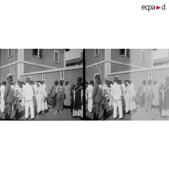 683. Le général Gallieni cause à l'agha. [légende d'origine]