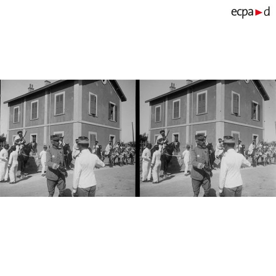 684. Devant le Goum. Le général Lyautey va toucher la main à un lieutenant. [légende d'origine]